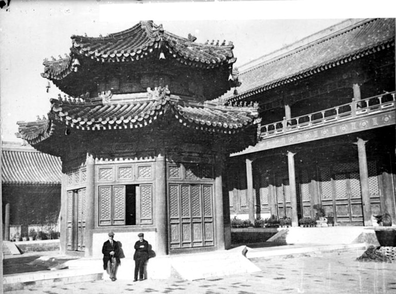 Китайский храм на вершине Летнего дворца Юаньминъюань, Пекин, 1900 год