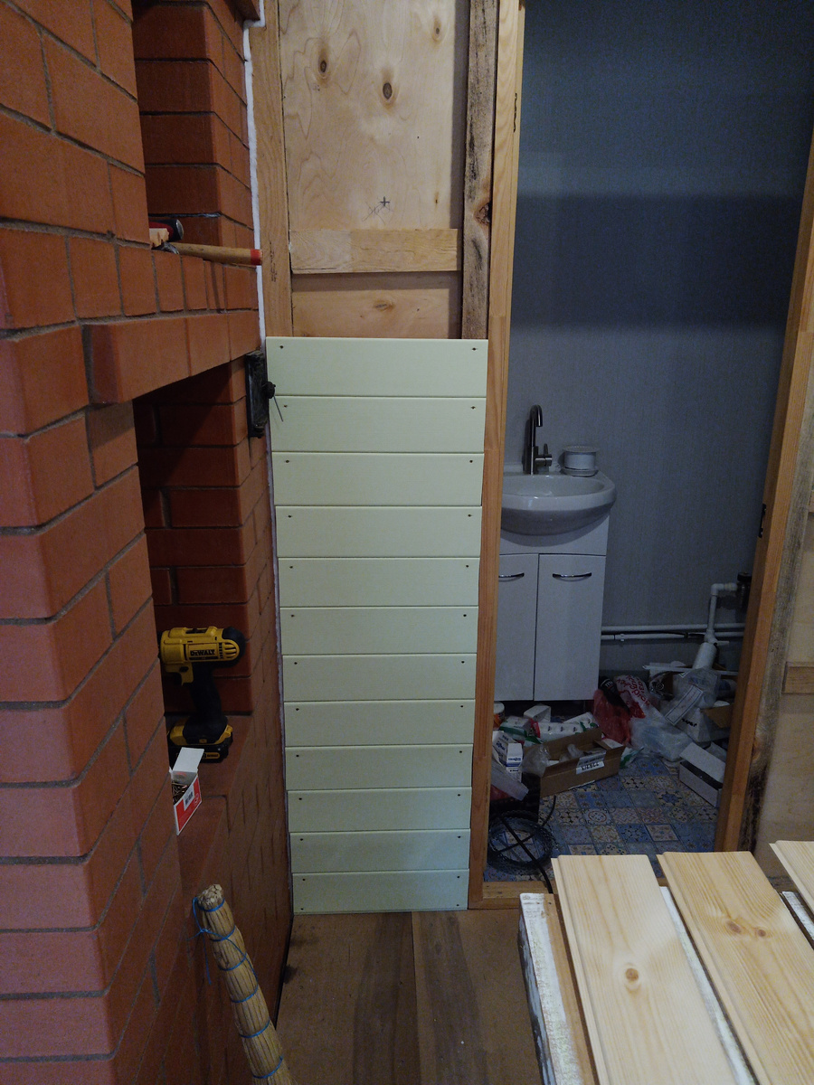 Начать решил с перегородки санузла.