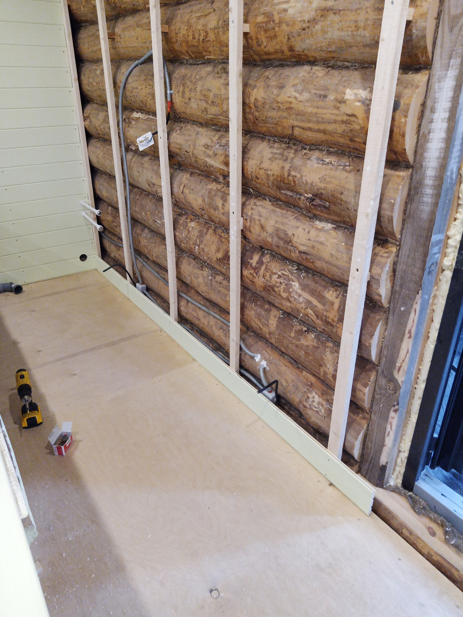 Начало. Видна проводка к розеткам и в сторону санузла. 