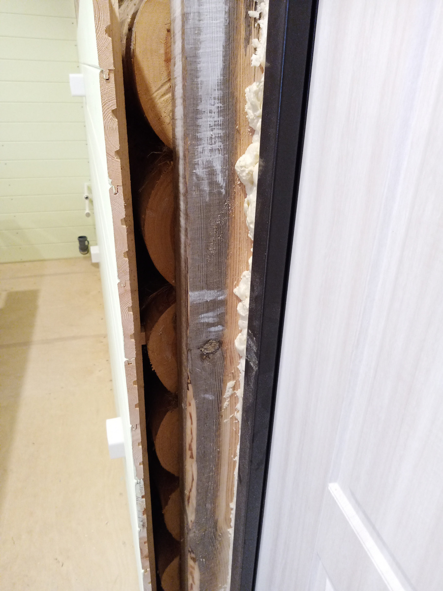 Зазор между обшивкой и брёвнами.