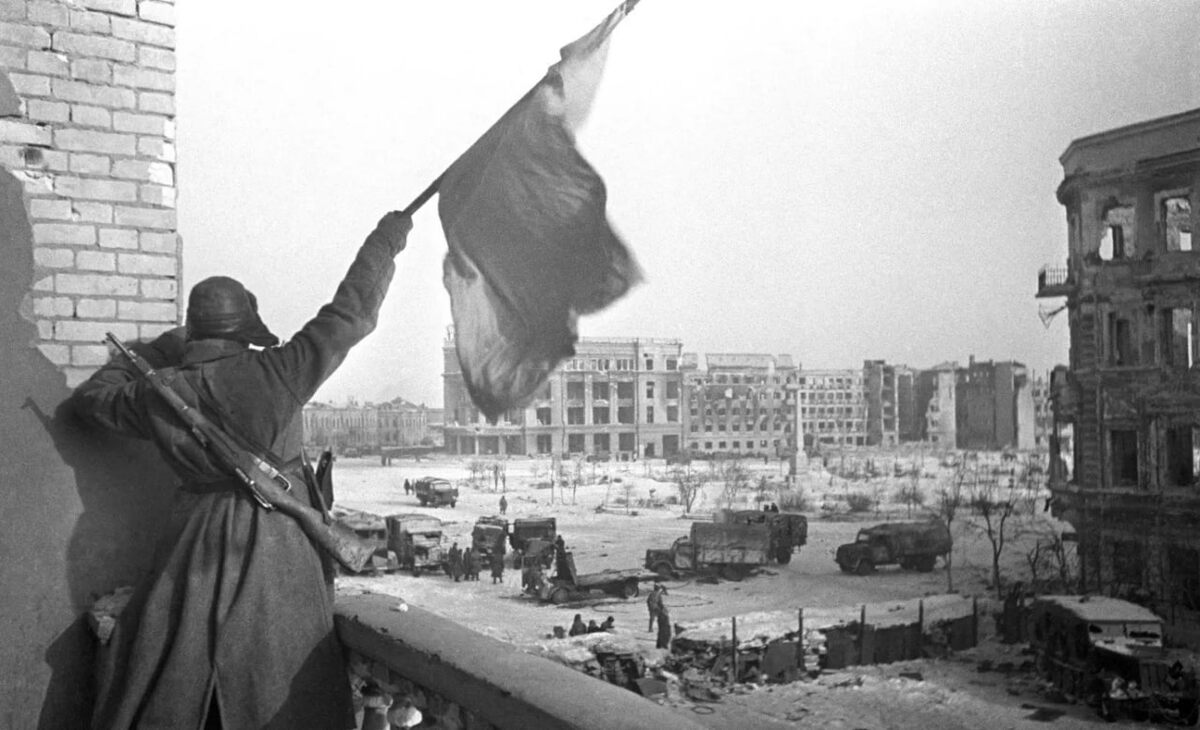 Центральная площадь Сталинграда. Советский флаг над освобожденным городом. На заднем плане – здание универмага, где был взят в плен штаб окруженной 6-й армии вермахта во главе с командующим армией фельд-маршалом Паулюсом. / ФОТО culture.ru