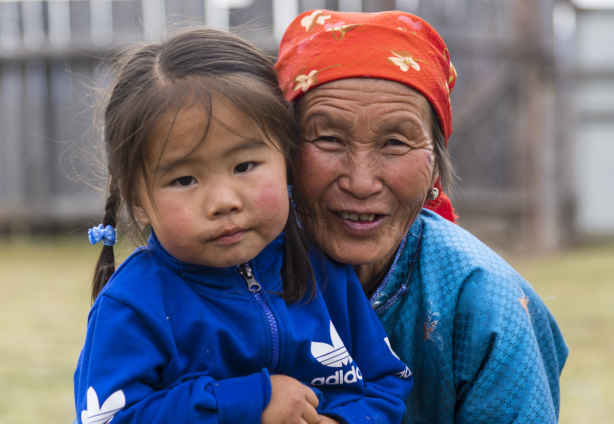 Мама Батсурэн с внуком Сенэ.