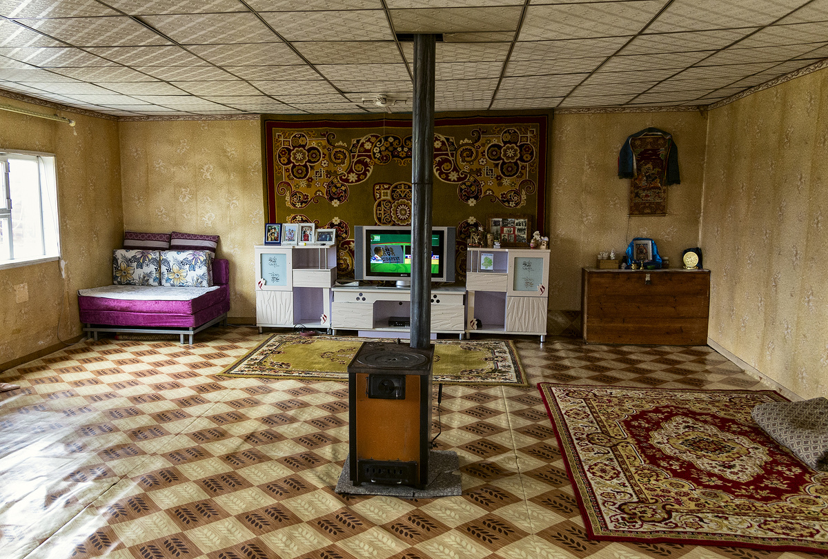 Обычный монгольский дом с печью посередине. 