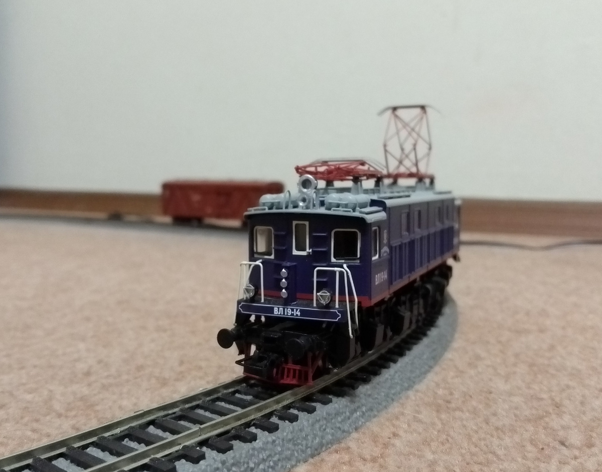 ВЛ19 следует по перегону с грузовым поездом