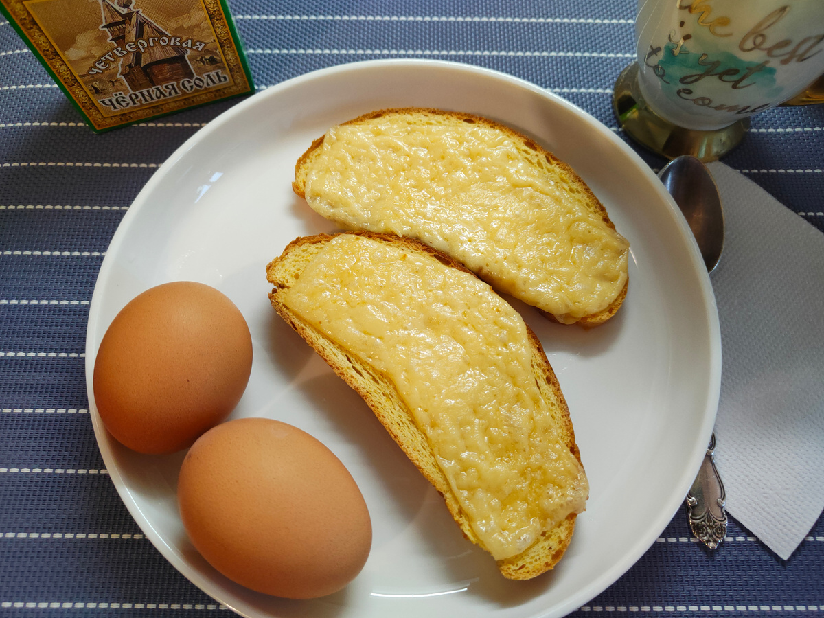 Яйца "в мешочек" - это когда желток не жидкий, но мягкий; тосты с сыром и кофе; 