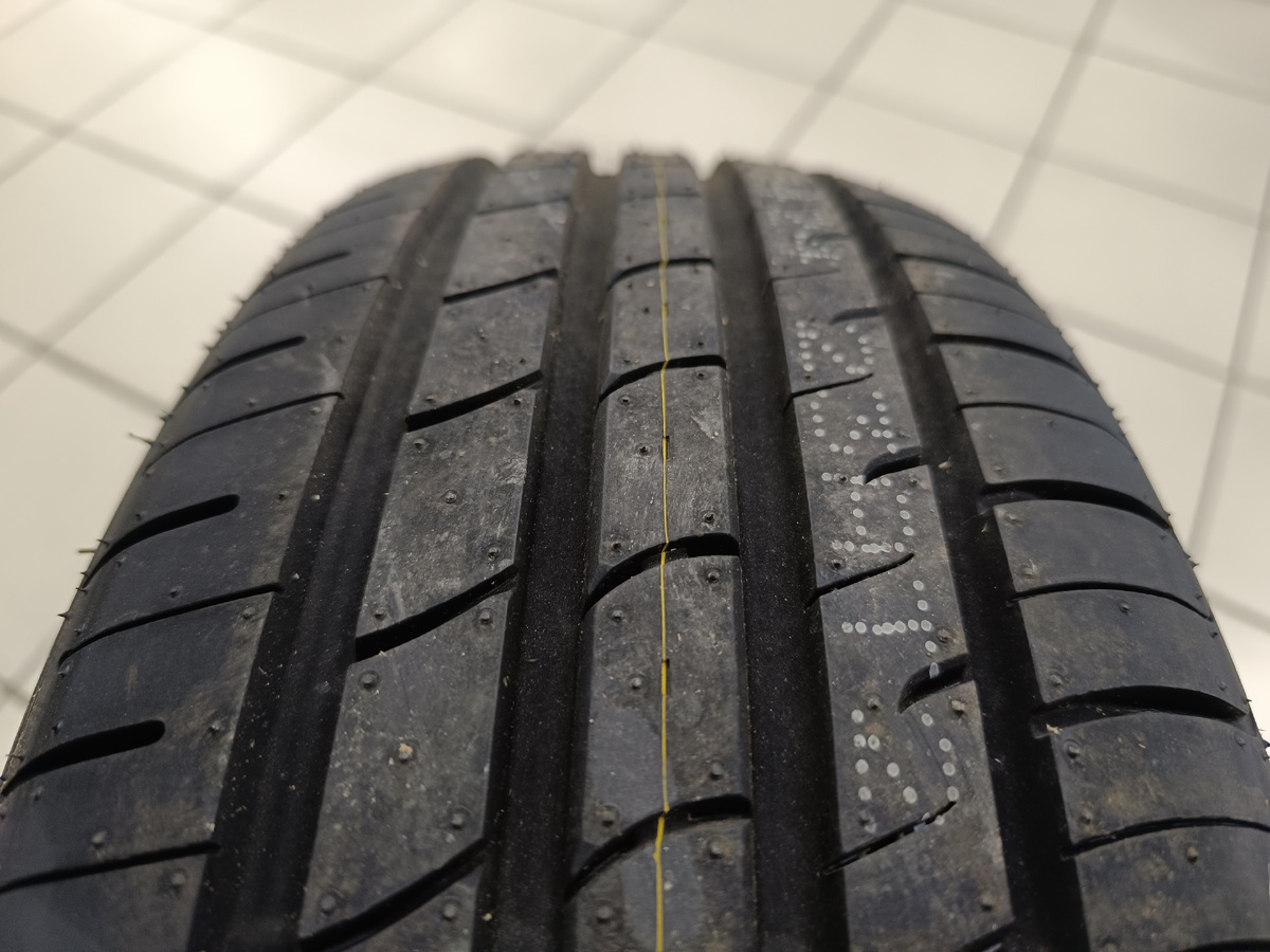 Внешняя плечевая часть (к дороге) - слева, внутренняя (внутрь автомобиля) - справа