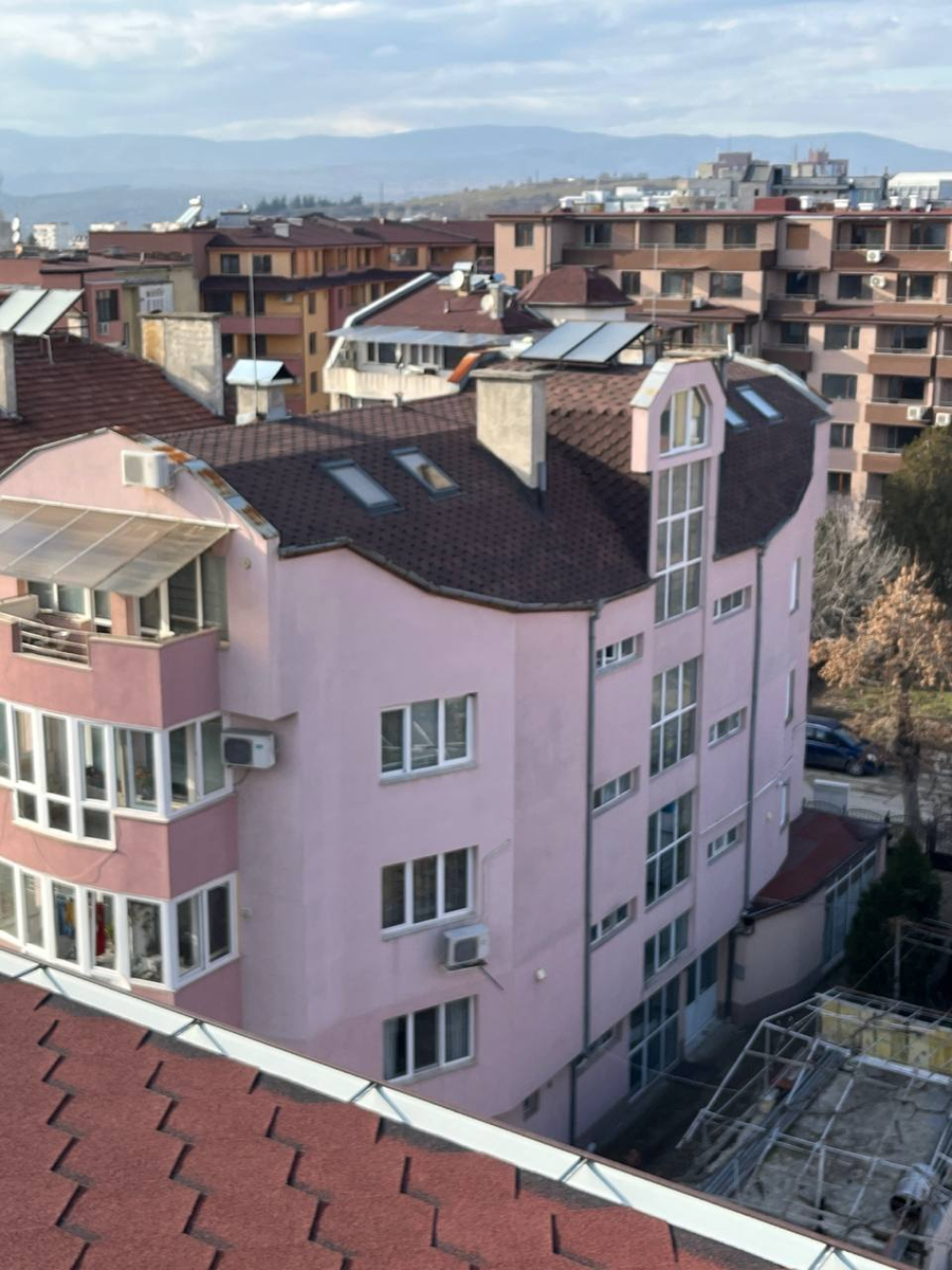 Выглядит это примерно так, как на фото. Последний этаж - это мансардные помещения. Иногда комнаты, иногда квартиры, иногда - без документов на то, что это жилье. 