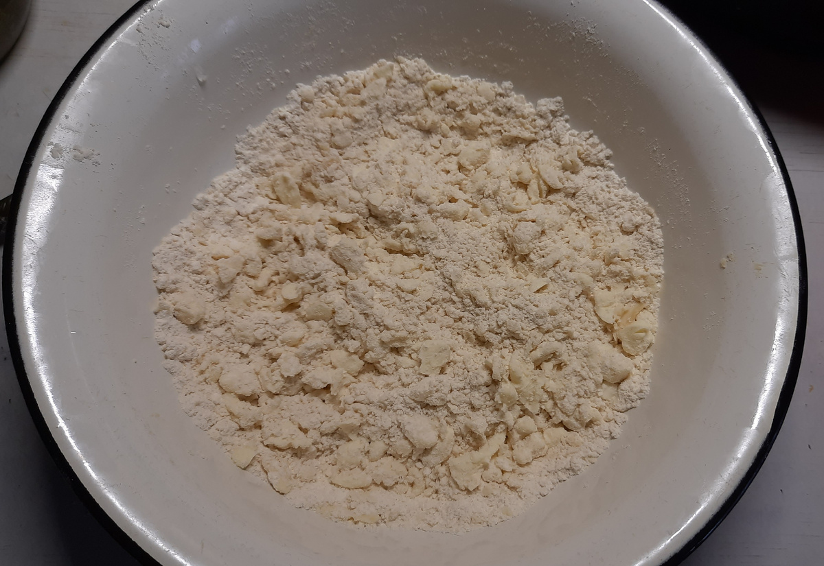 Мне удобнее порубить масло в муке длинным ножом