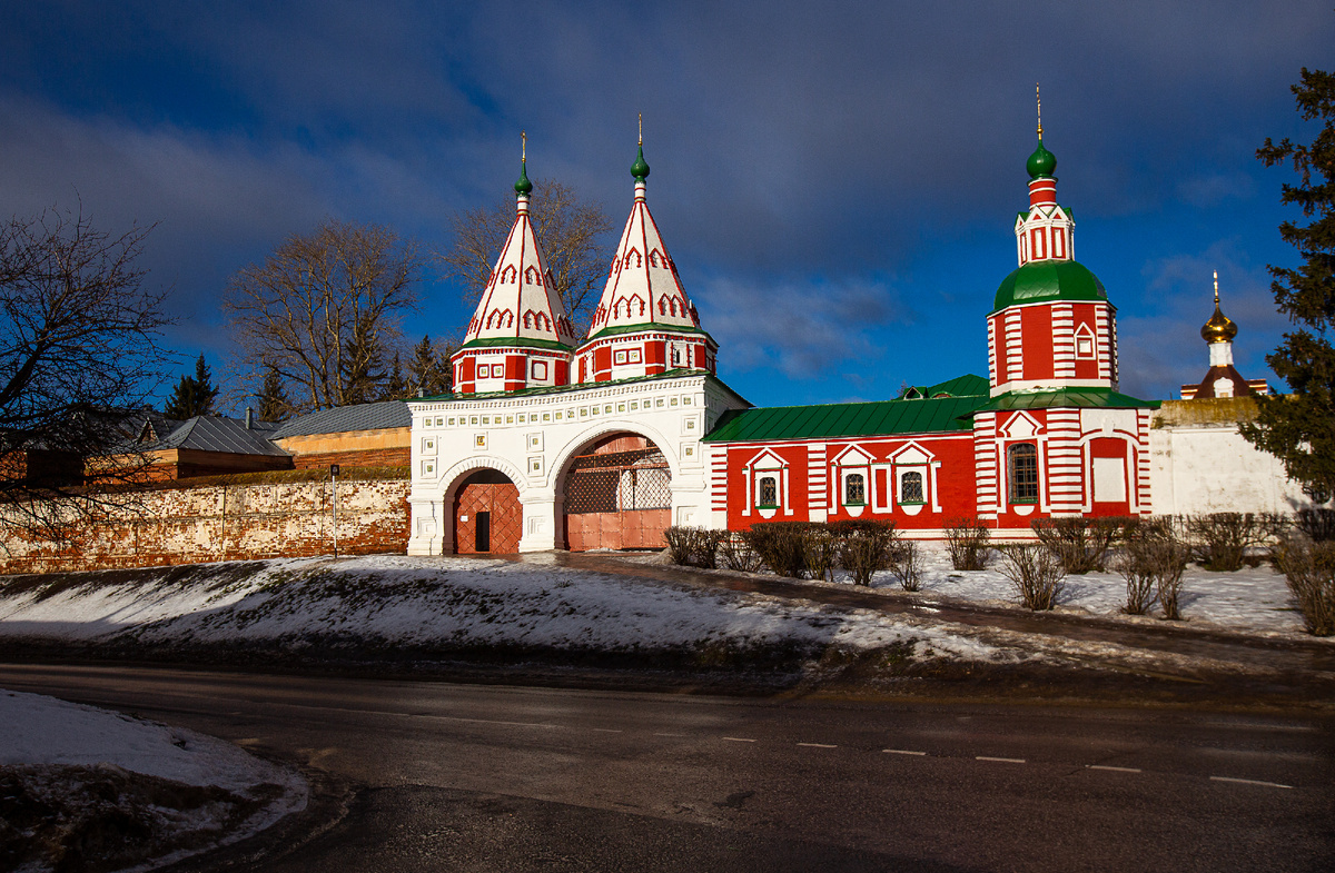 Святые врата Ризоположенского монастыря. Суздаль, Владимирская область. Фото автора статьи 