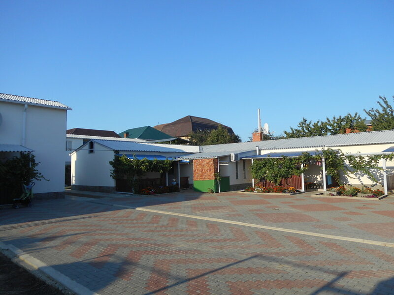 Гостевой дом "Вояж", общий вид на дворик с удобствами