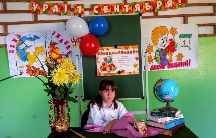 Старшая моя девчушка в новой школе)