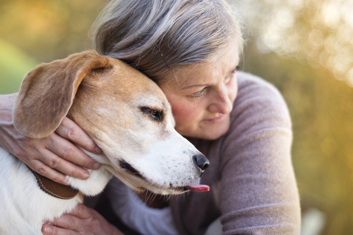 Женщина обнимает собаку 