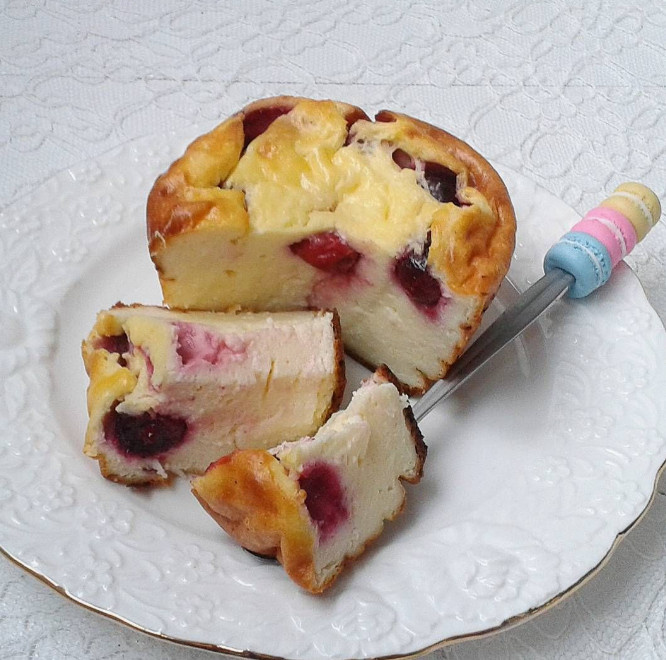 Приготовленая творожная запеканка с вишней