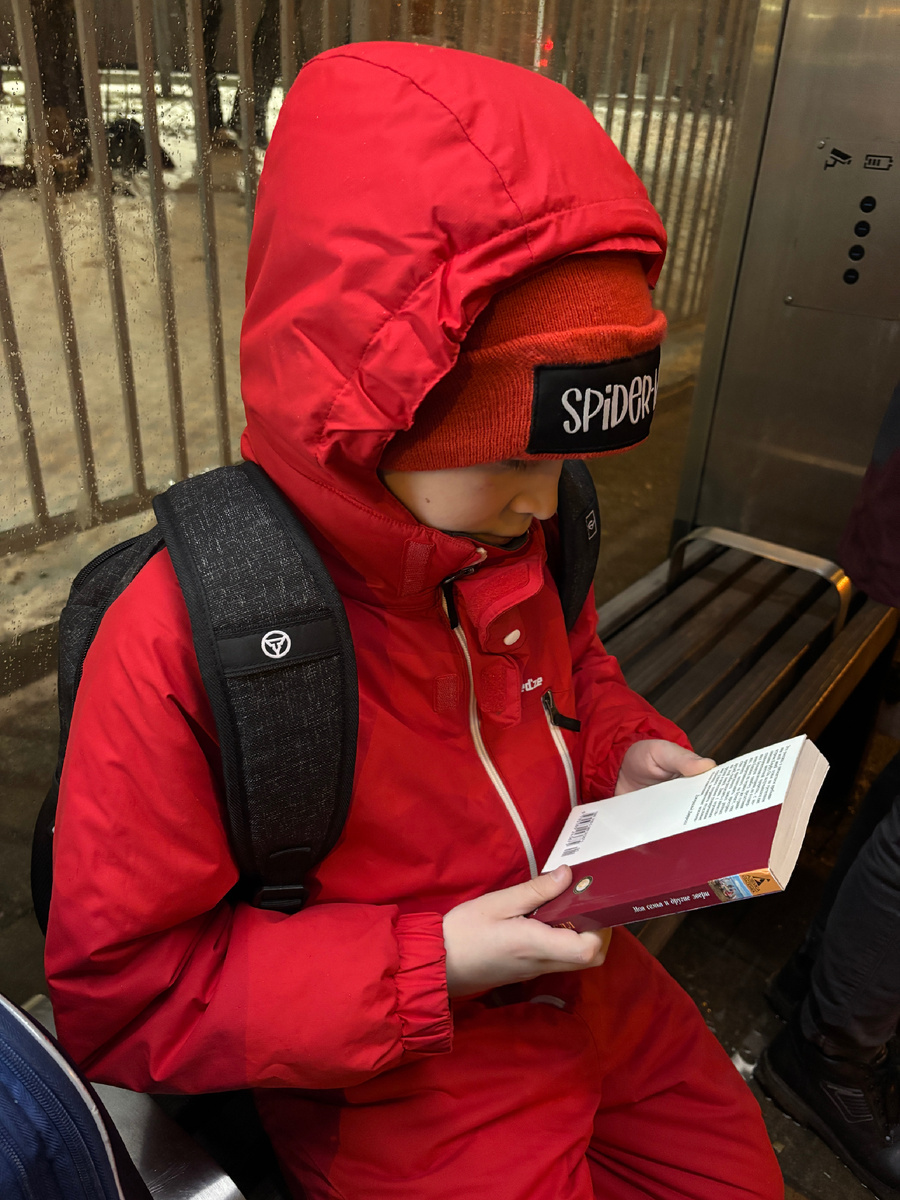 Фото автора. Например, сейчас Петя читает Даррелла. У него -  миллион вопросов: значение устаревших слов, особенности быта, вопросы по тем животным, описание которых встречается в книге. Так и работает непрерывный образовательный процесс в течение всей жизни