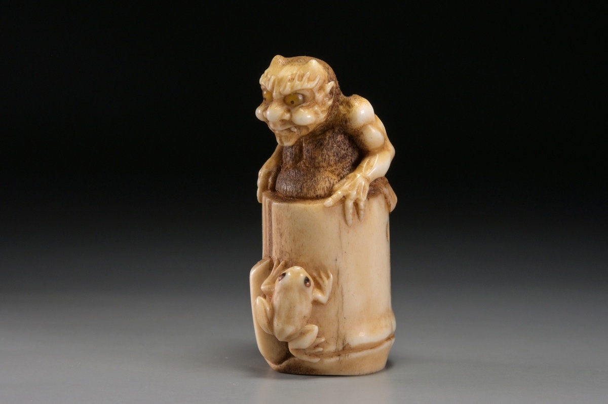 Нэцкэ «Демон вылезает из ростка бамбука». Мастер: Никита Осипов. Материал: олений рог.