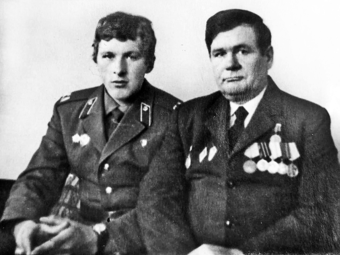 С сыном Павлом во время армейского отпуска