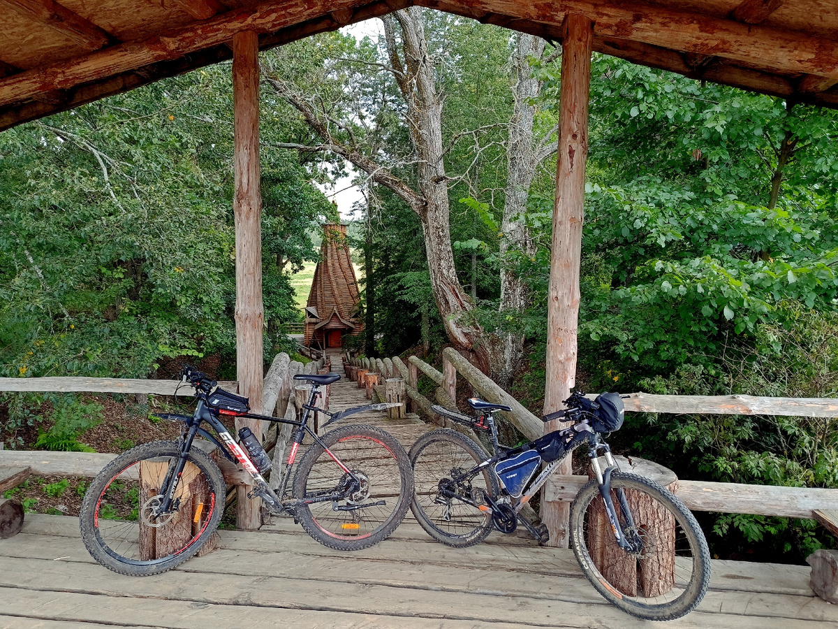 Под навесом у "Свечи во Ложбине)