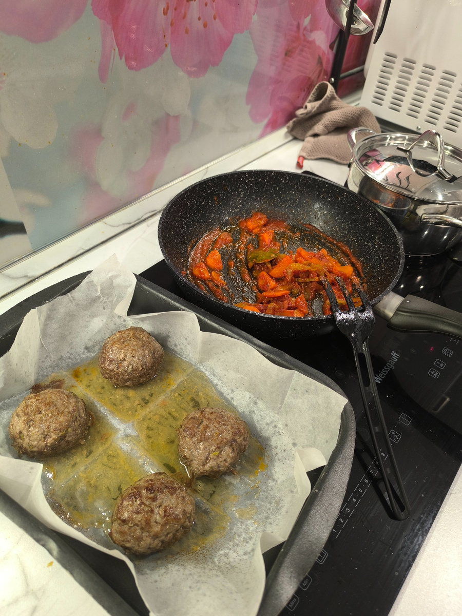 Обед на четверых, как раз съедаем без остатка. 