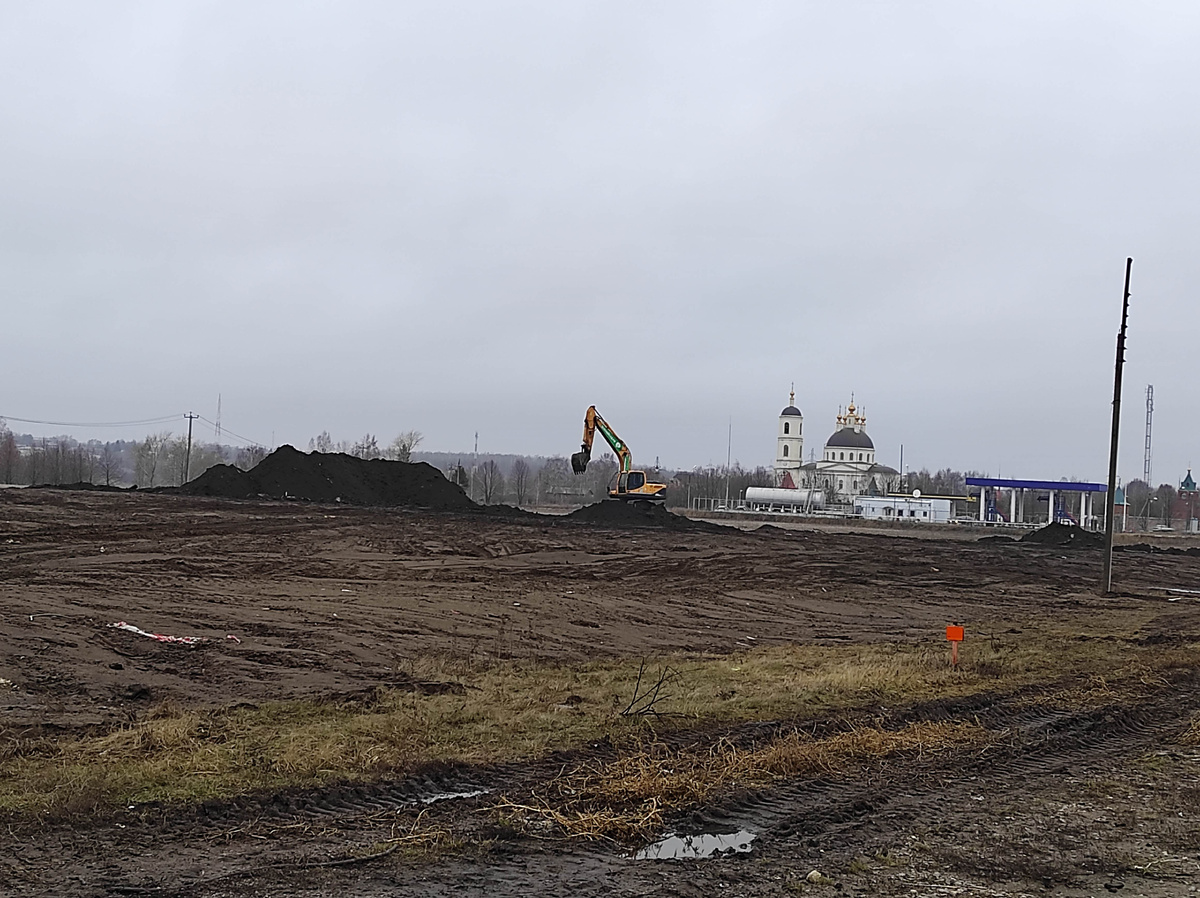 Михайловский район. Техника «Зеленого сада» работает с грунтом вблизи монастыря. Стоит едкий запах креозота. Неопровержимые улики – старые шпалы – Фото: ВООПИиК