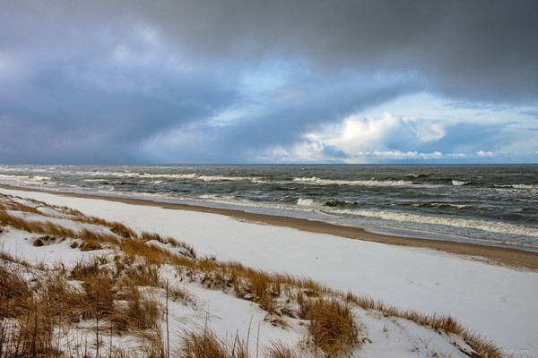 Это неплохо, когда день получается замечательным и особенно, когда ты  это не только замечаешь и ощущаешь, но и участвуешь во всём этом, во  многих смыслах ...   

Зима, Куршская коса ...   

  