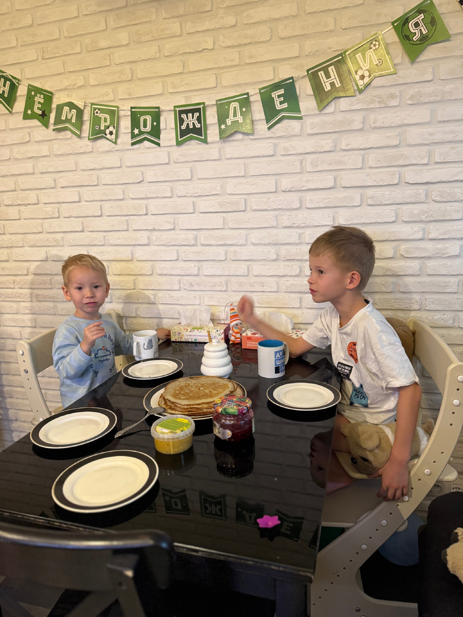 На завтрак блинчики с мёдом и вареньем для всех: болеющих и группы поддержки