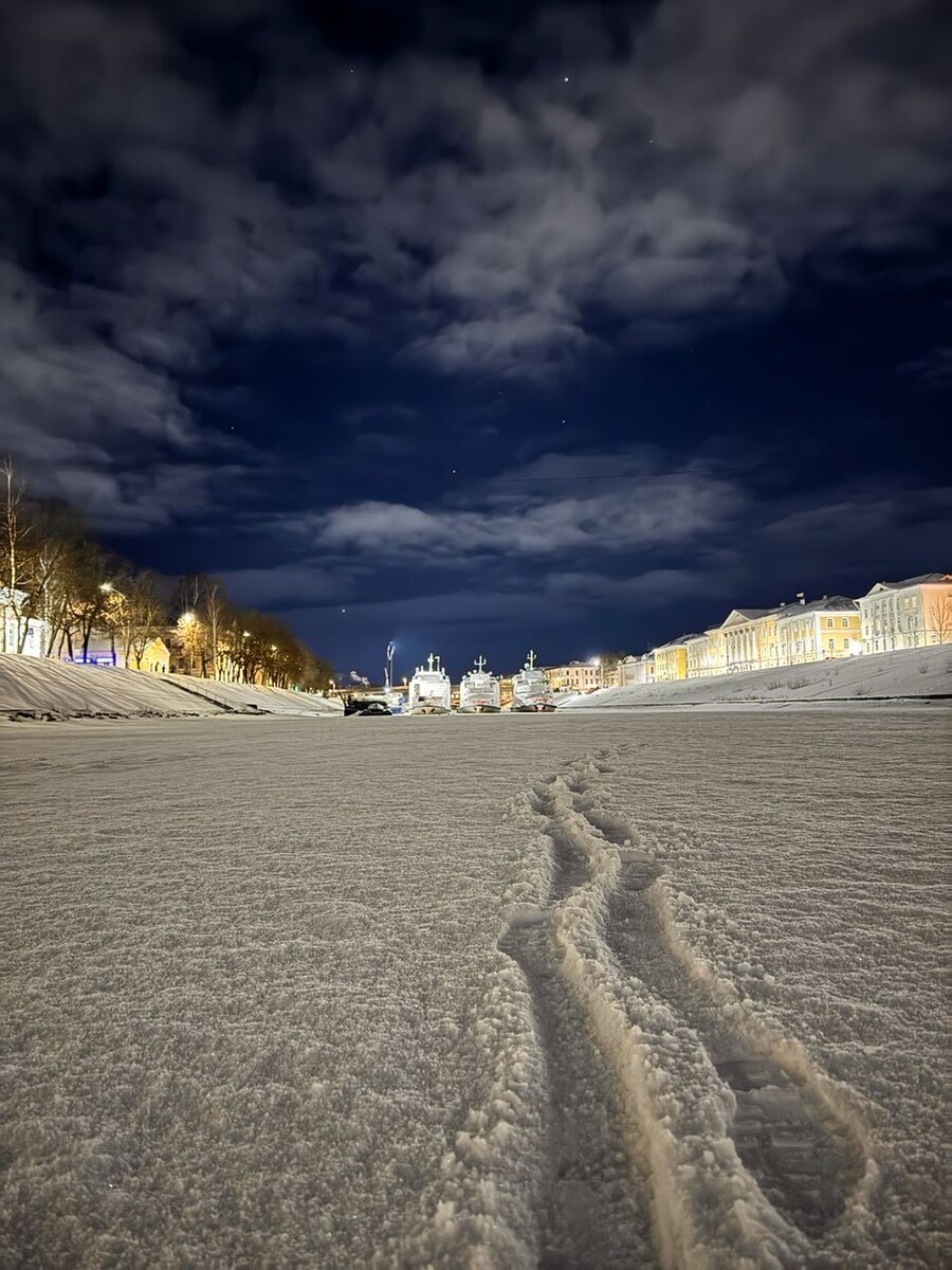 на льду реки Вологды