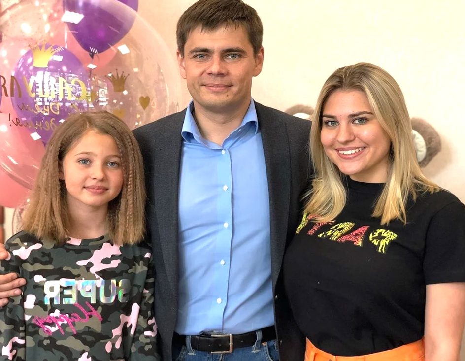на фото Сергей Боярский с дочерьми