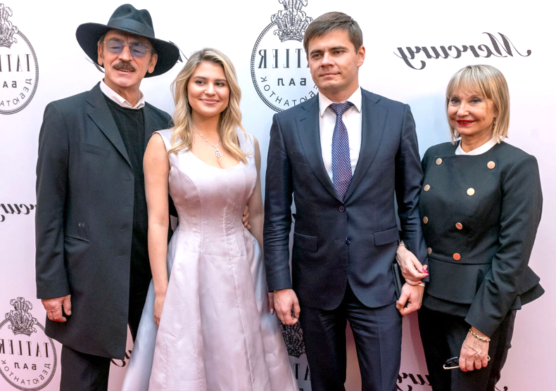на фото Сергей Боярский с родителями и дочерью Екатериной