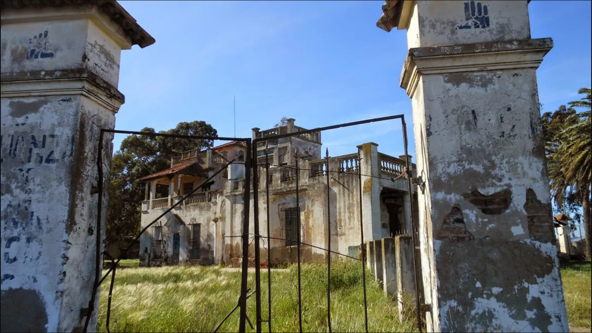 В городе и провинции Буэнос-Айрес существуют сотни домов, особняков и жилых помещений, которые уже много лет стоят заброшенные. Фото из открытых источников. 