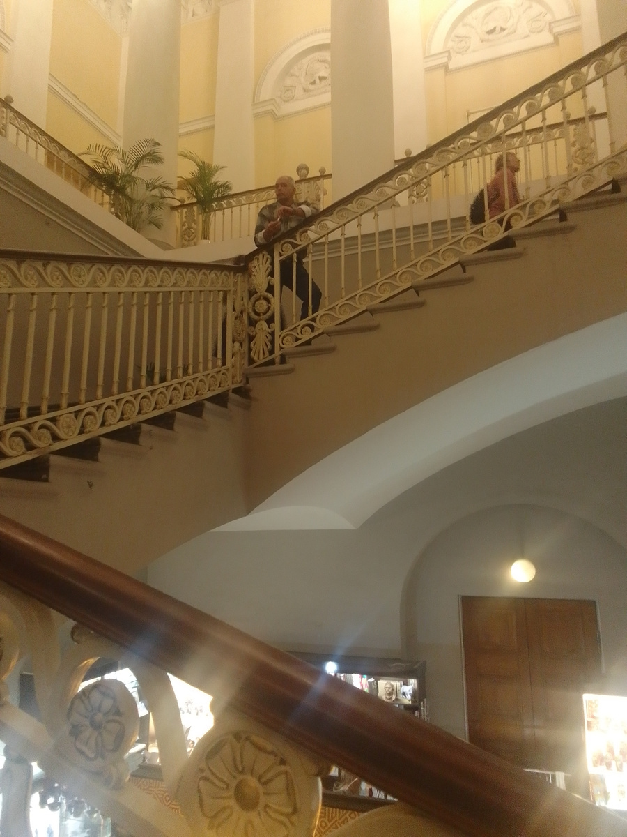 Миша позирует) на самом деле просто ждёт когда я нафотографирую