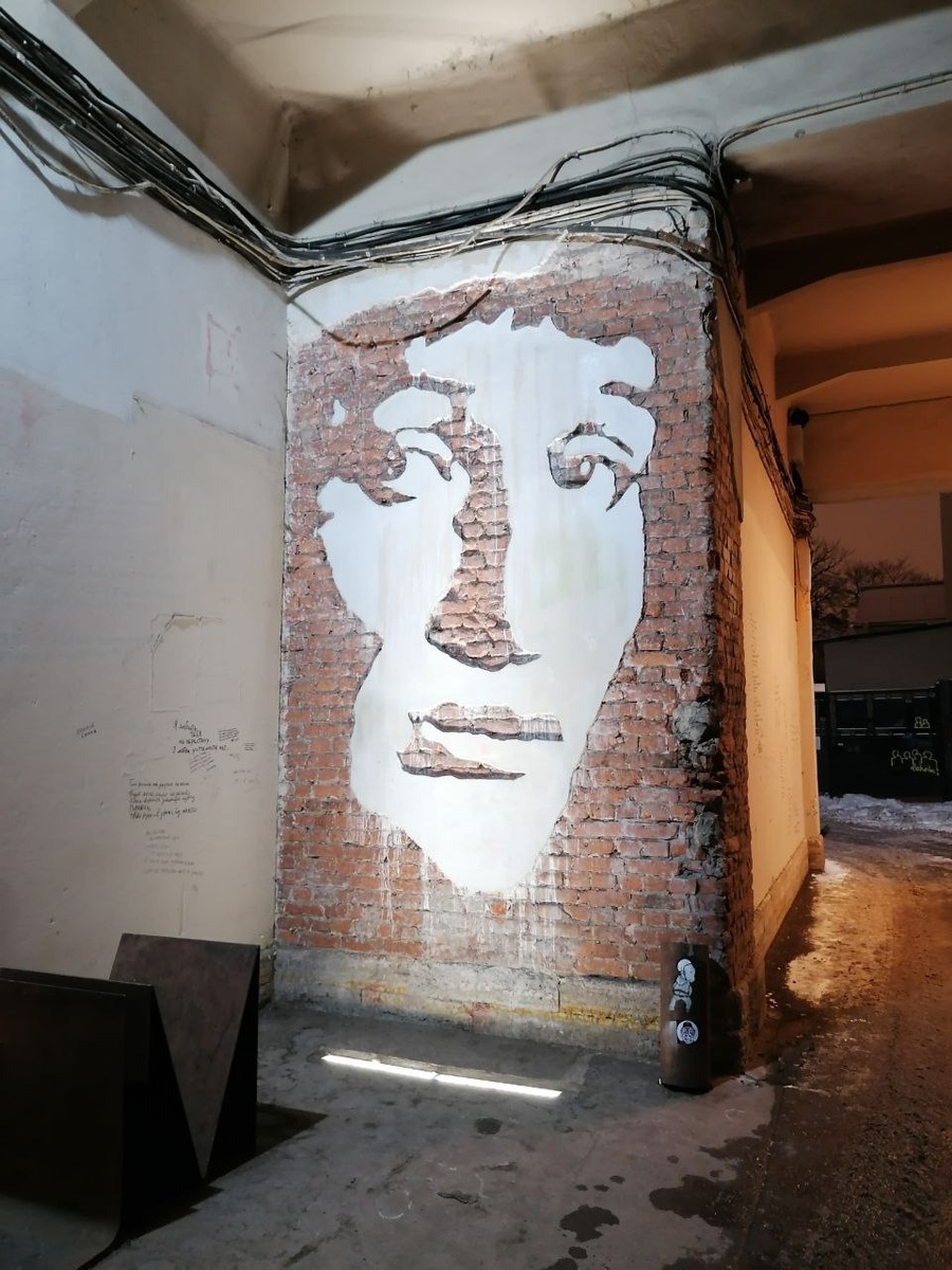 Таким портретом нас встретил двор. Это галерея, листайте вправо.