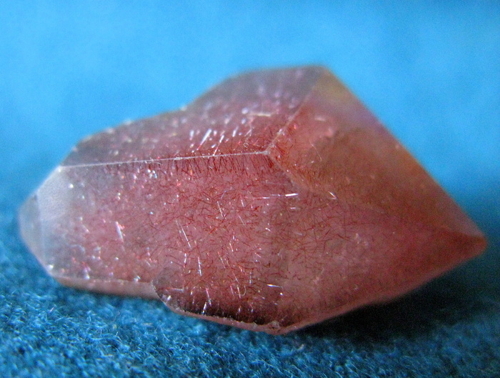 "Земляничный" кварц. Месторождение Жайрем, Казахстан. Фото из собрания автора