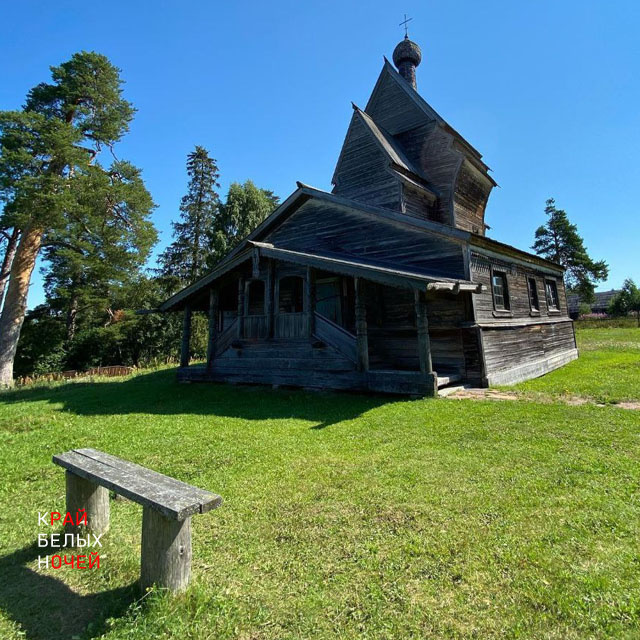 Лавочка там очень к месту - и озером полюбоваться, и храмом вдохновиться...