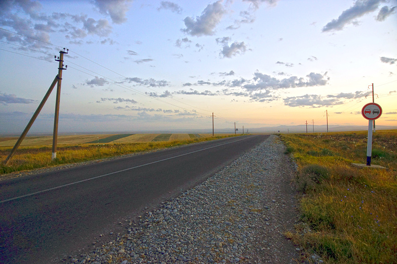 Дорога туда оказалась очень хорошего качества. Рассвет встретил на полпути к месту, да так и залип здесь на час