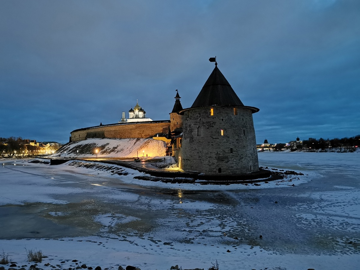 Кром, излучина рек Великая и Пскова