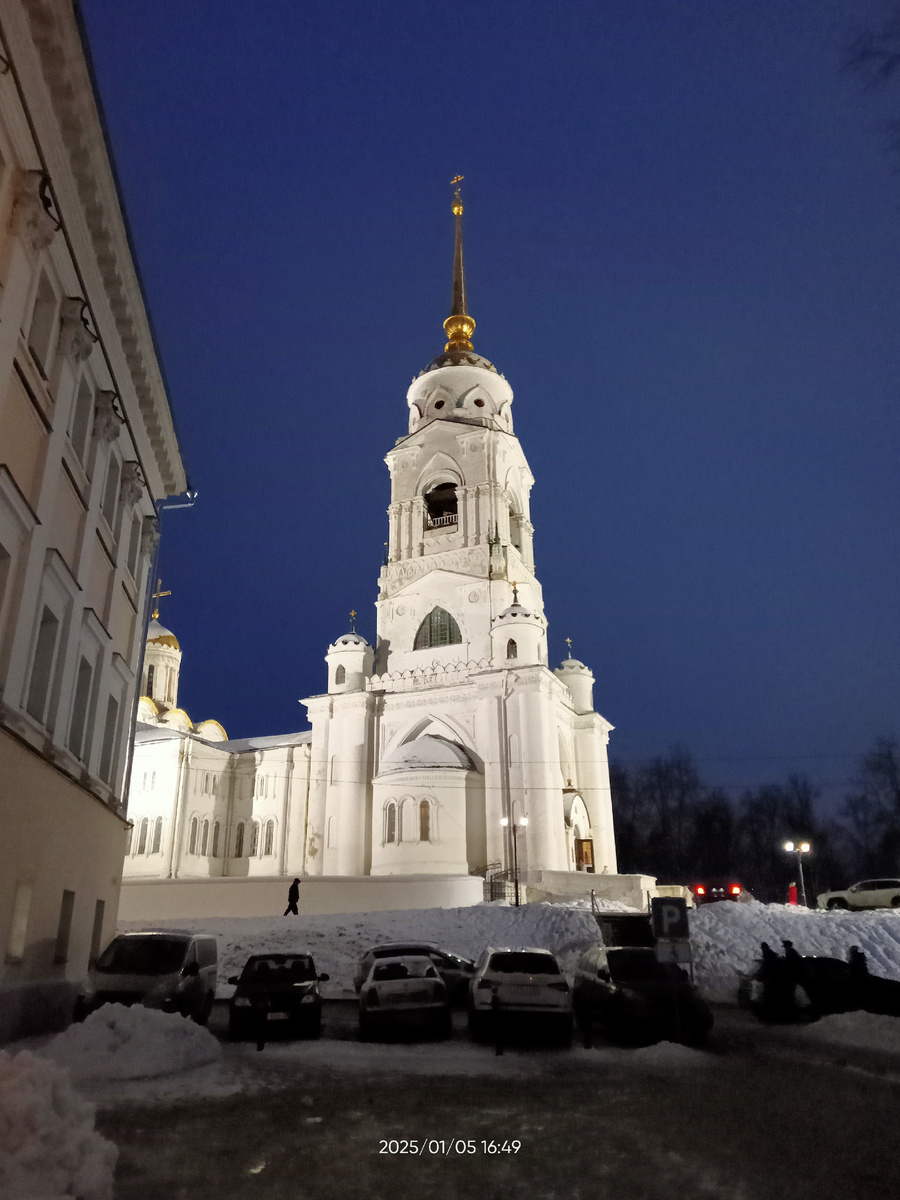 Сейчас крайне редко гуляю, не хочу простужаться и болеть. Красавец Успенский в вечерней подсветке. 5 января этого года. Фото автора.