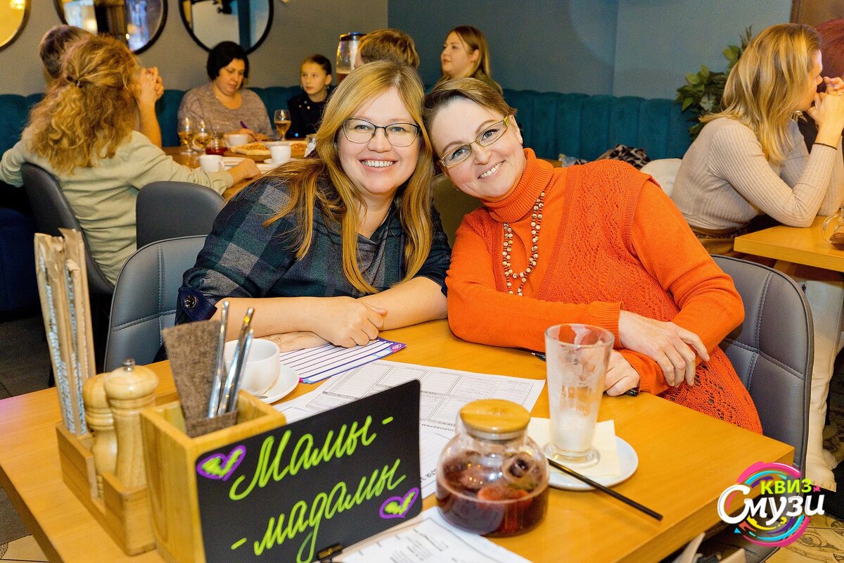 Мы с подругой Аннушкой на квизе по фильму "Любовь и голуби". Декабрь 2024 Фото: Максим Бочков