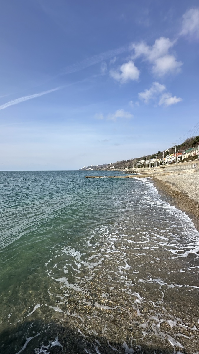 Морюшка вам!
Как же мы верно поступили, когда переехали из Питера в Сочи 🫶

Самый популярный вопрос, как мы это сделали?

Вот так:

1️⃣Сделали косметический ремонт в питерской квартире

2️⃣Сдали её

3️⃣Сели в машину с тремя детьми и собакой

4️⃣И приехали в Сочи

Где нас никто не ждал и ничего у нас здесь не было...