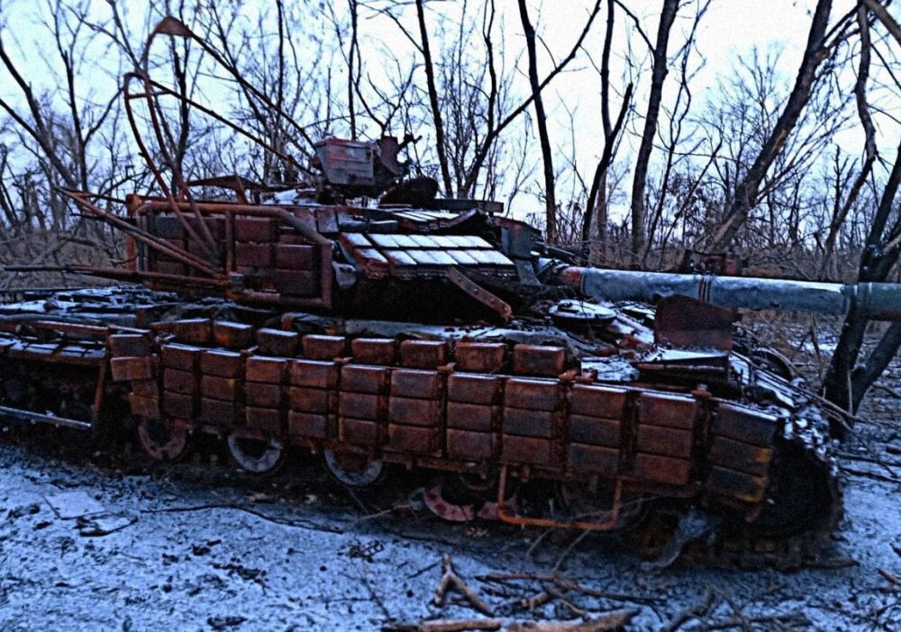 Украинский Т-64БВ с остатками антидроновой защиты. Был сожжён и так и остался ржаветь в тылу наступающей Русской Армии на Покровском направлении