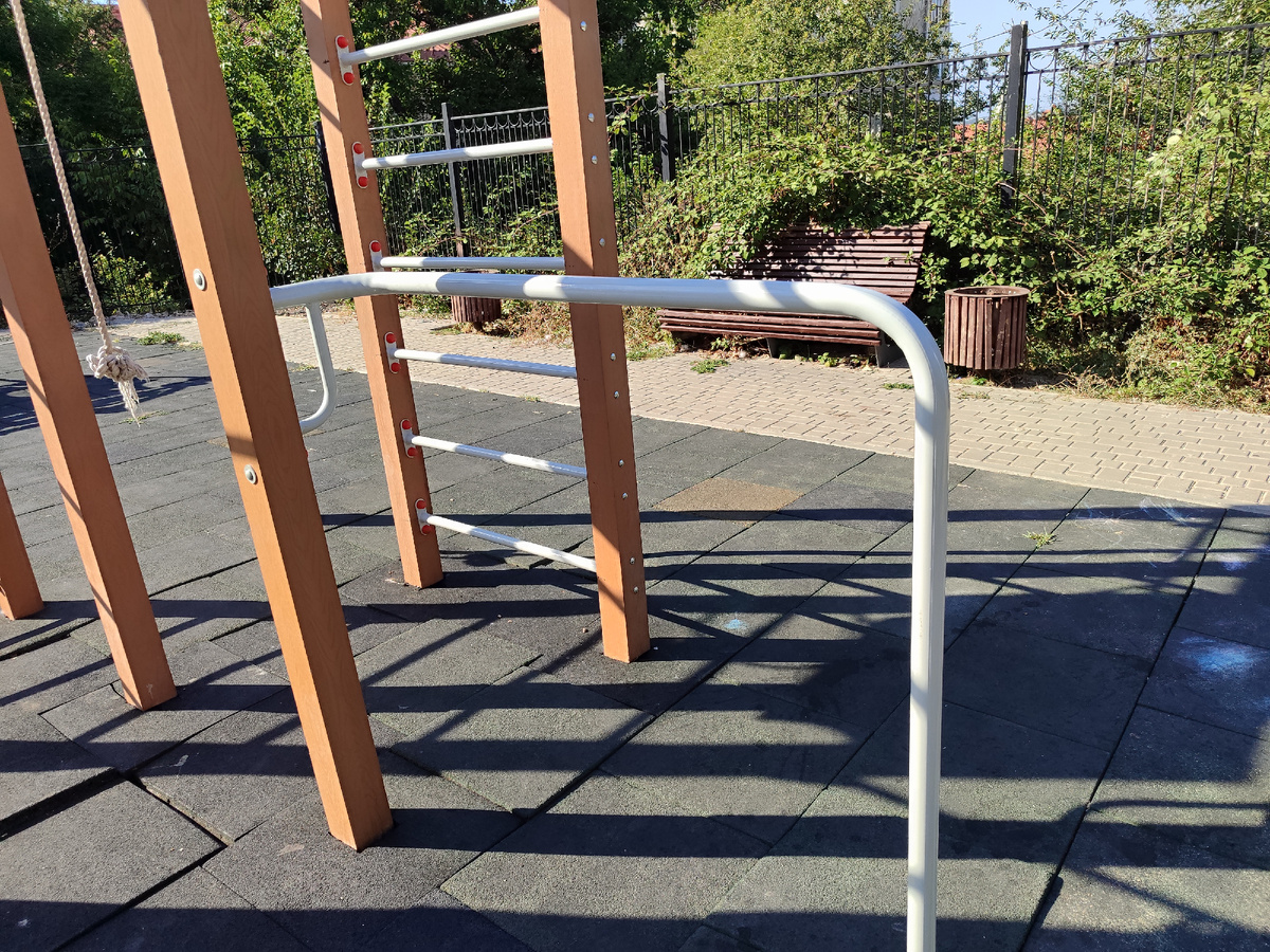 На этой площадке брусья эксплуатируются без особых проблем.  Фото автора