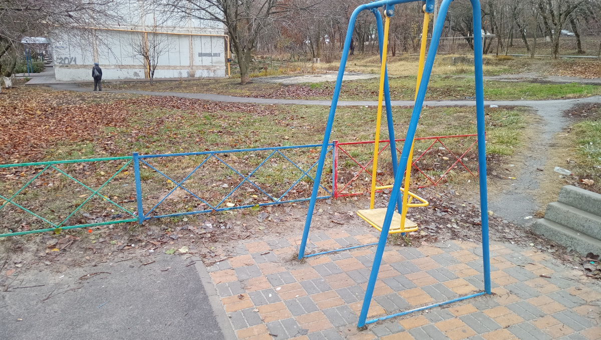 Жёсткие подвесы запрещены с 2013 года. Бетонные ступеньки сзади удобны при падении на них.