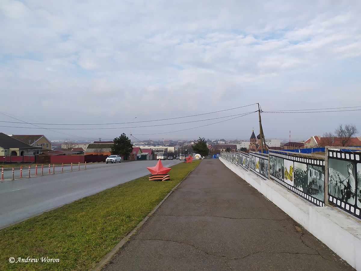 Аллея к музею со стороны города