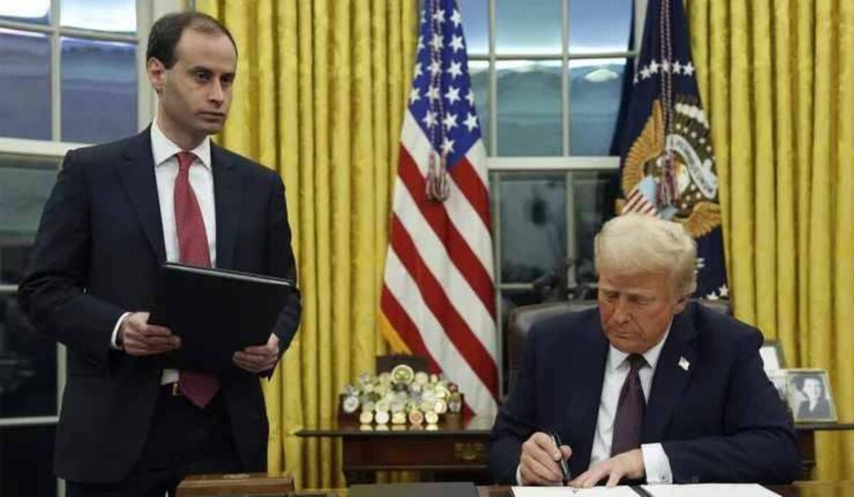     Трамп подписывает документы. Источник: ria.ru Автор фото: Evan Vucci