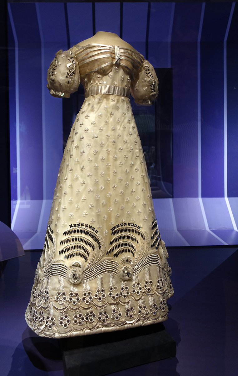 Платье бальное княгини З.И. Юсуповой из шёлка и атласа со стальными блёстками. 1826-1827. 