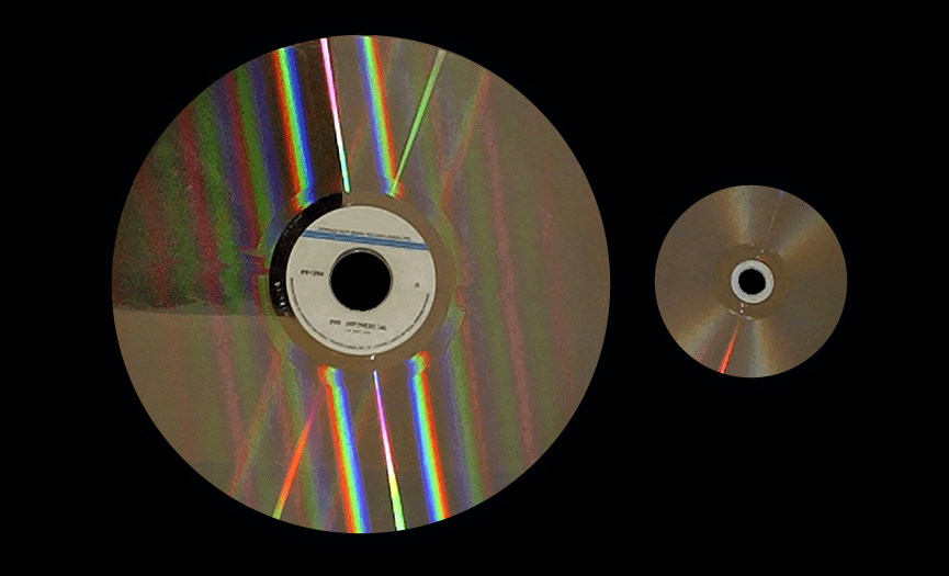 LaserDisc (слева) и DVD (CD,BD) (справа)