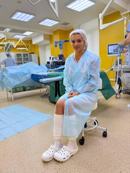 Девушка счастлива, что теперь сможет увидеть в отражении фигуру мечты