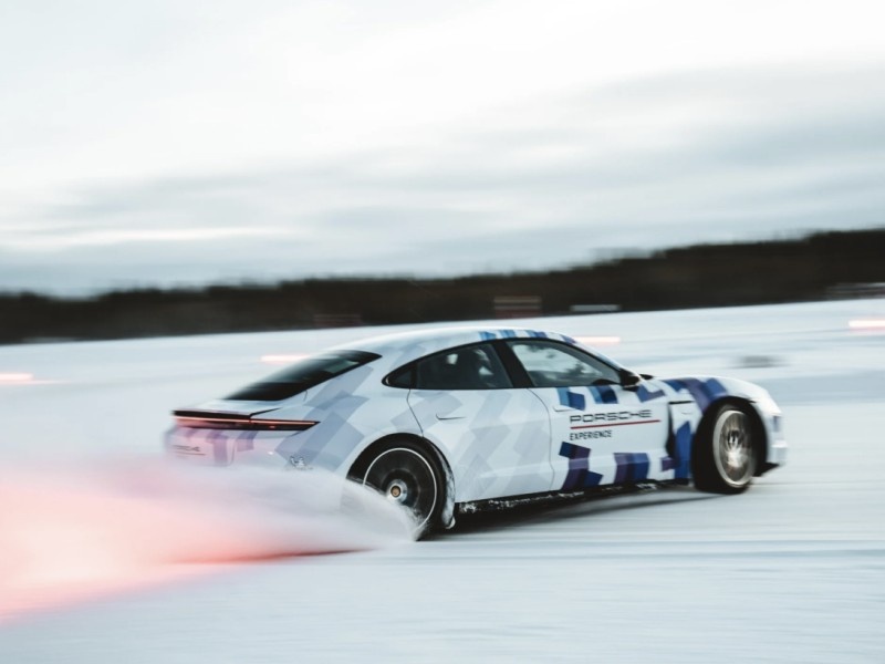    Porsche Taycan GTS установил рекорд по дрифту на льду [ВИДЕО]