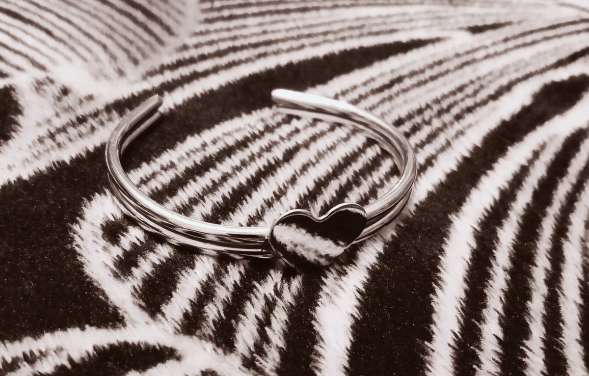 Тот самый браслет с сердечком, которое можно было использовать как зеркальце