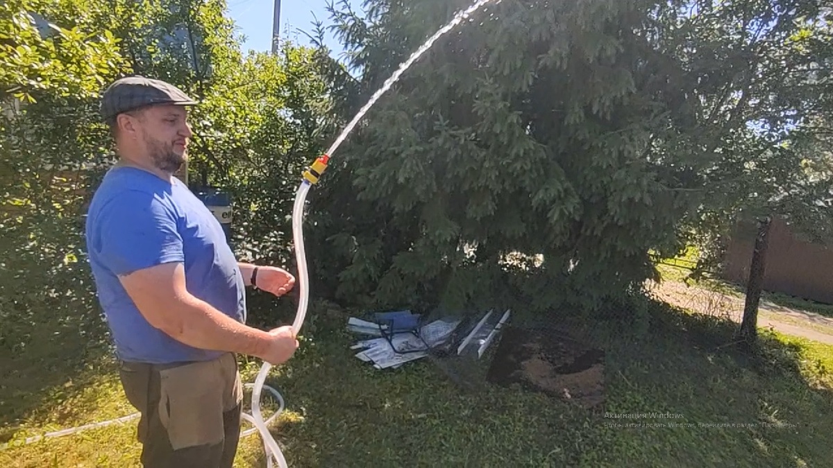 Алексей, мой напарник, на свеже пробуренной абиссинской скважине. 