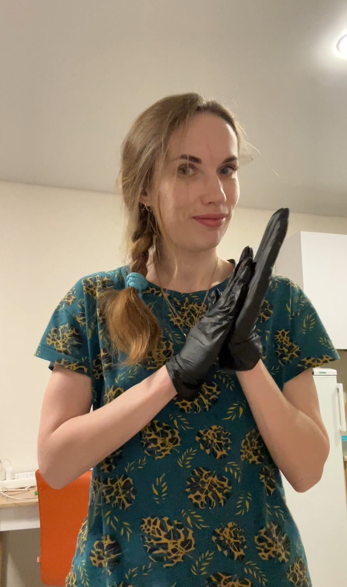 Это я с коварным видом готовлюсь заливать свой первый набор домино